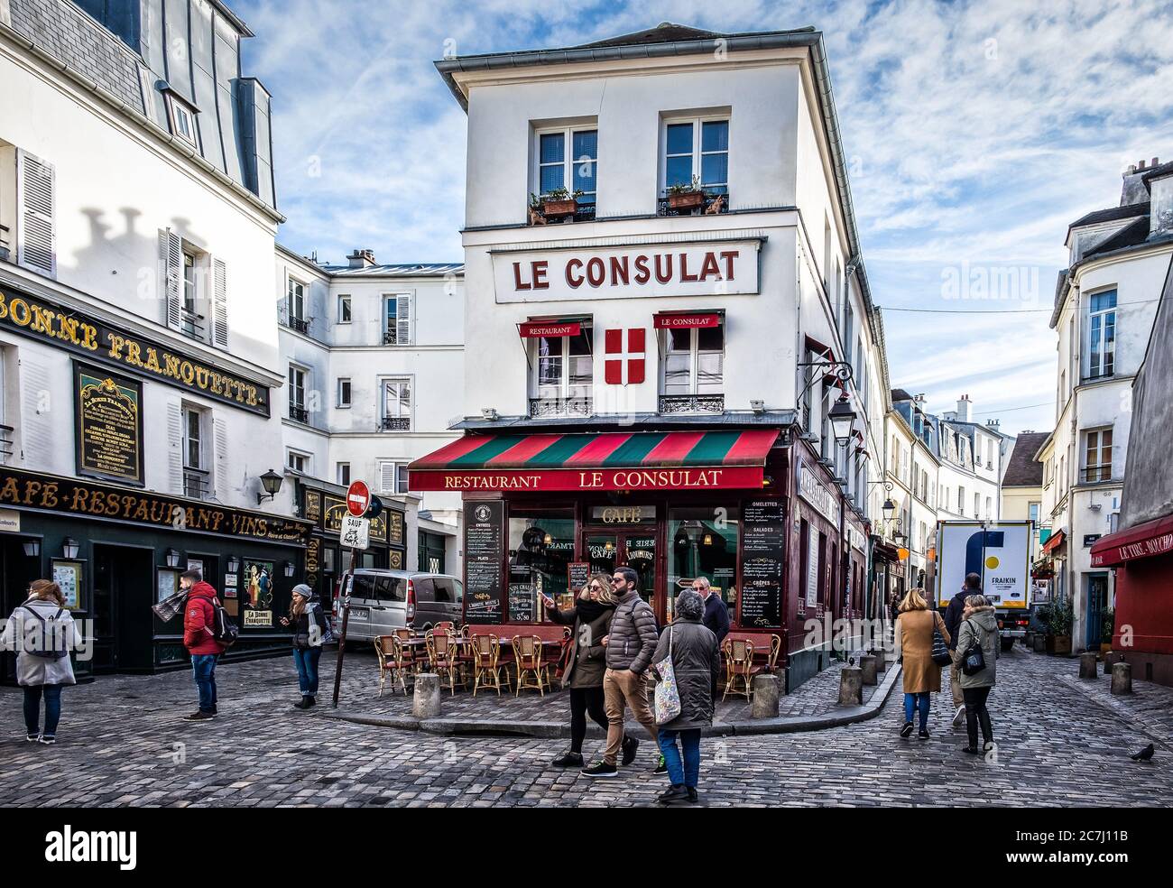 Paris, Frankreich, Feb 2020, urbane Szene beim Restaurant`Le Consulat`im Herzen des Montmartre-Viertels Stockfoto